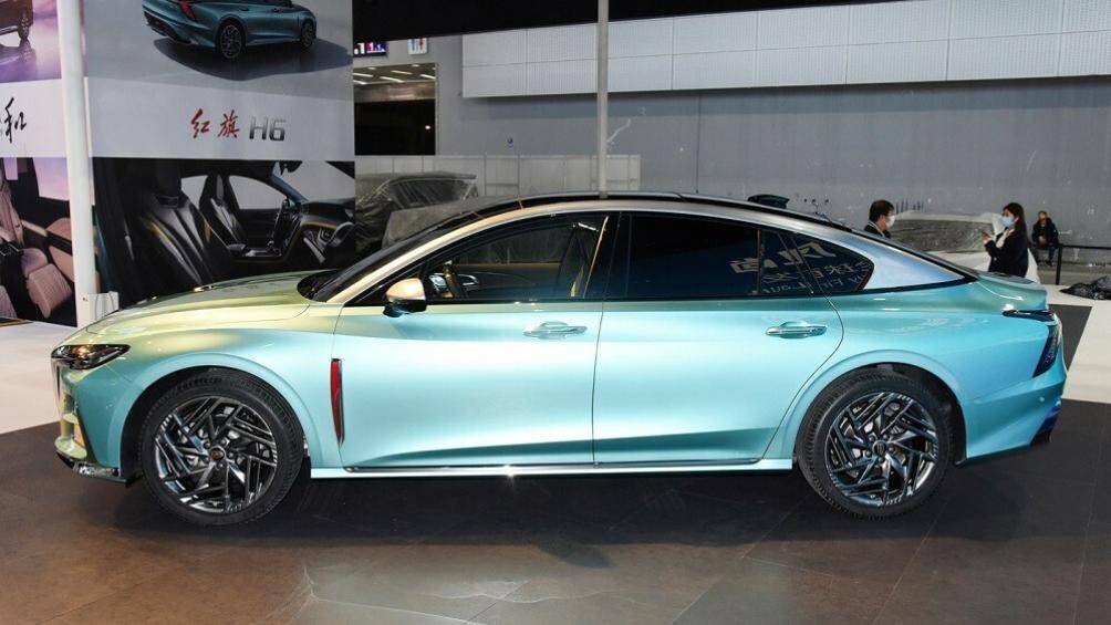 Bên sườn, ngoài phần nóc dốc với viền sơn màu bạc, Hồng Kỳ H6 2023 còn có những đường dập gân mềm mại, logo nằm dọc màu đỏ sau chắn bùn nổi bật