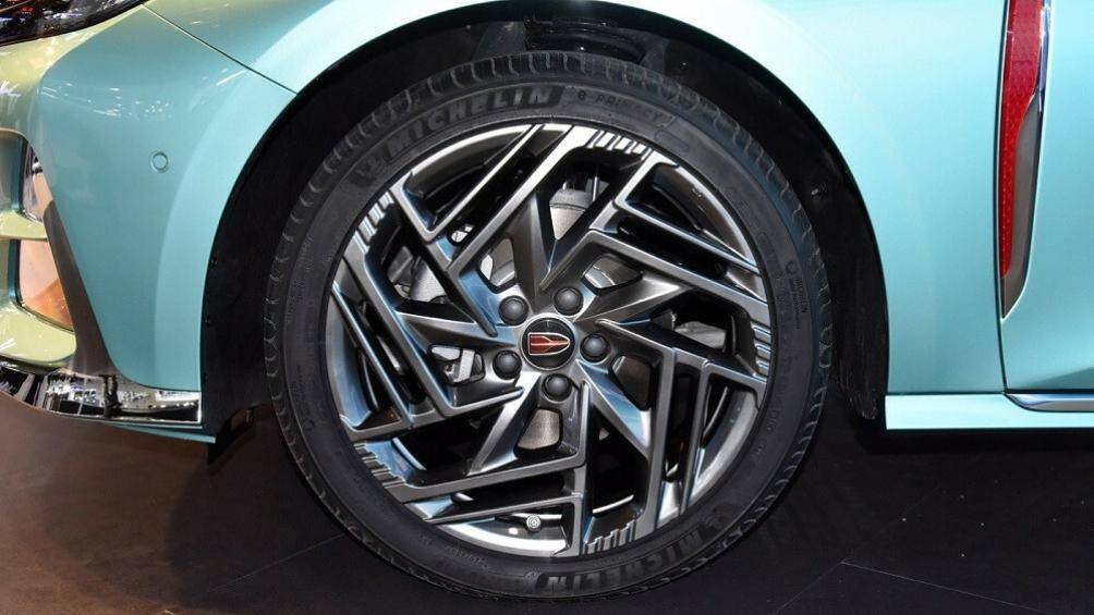 Thêm vào đó là bộ vành 19 inch với thiết kế đa chấu khá phức tạp và sơn màu xám, tạo cảm giác thể thao