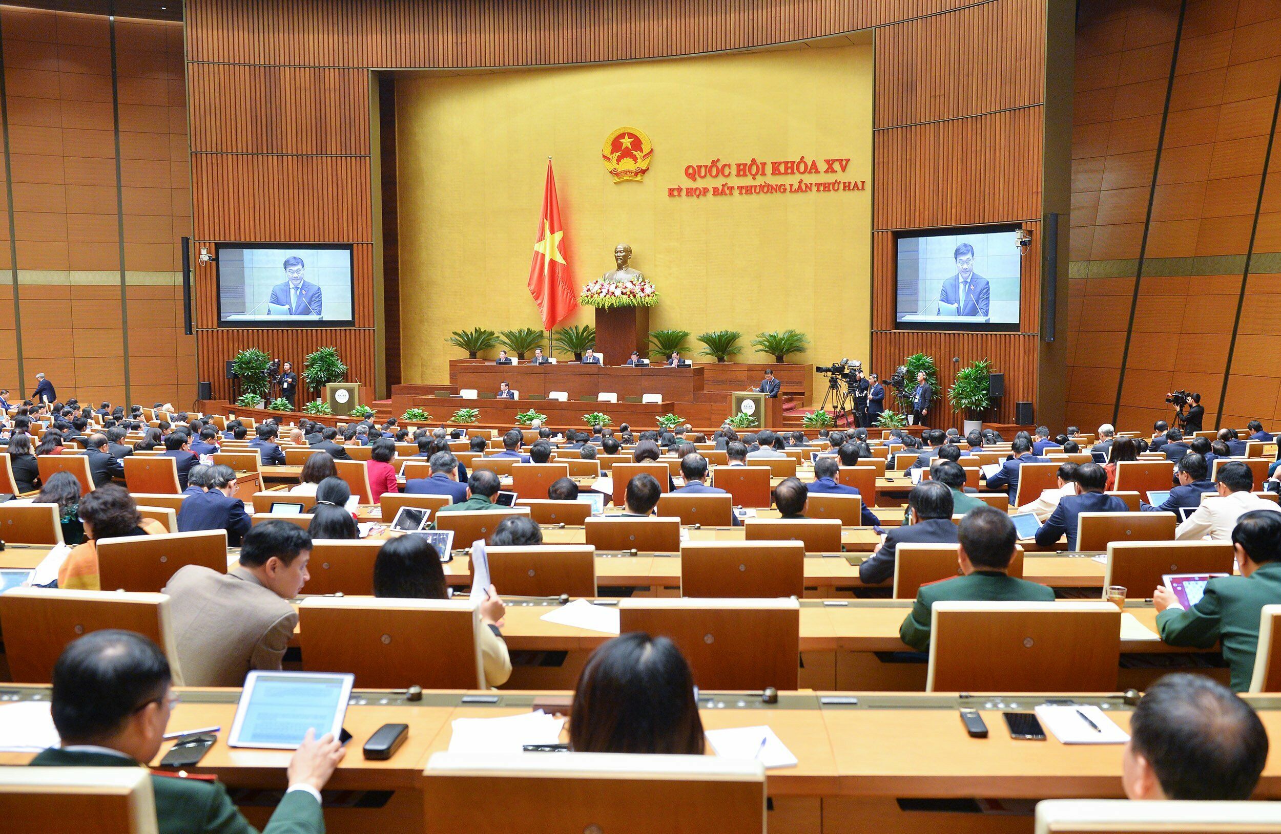 Trước đó, tại buổi họp báo thông tin về kỳ họp bất thường lần thứ 2 Quốc hội khóa XV chiều 3/1, Trưởng ban Công tác đại biểu, Ủy ban Thường vụ Quốc hội Nguyễn Thị Thanh cho biết,nội dung nhân sự sẽ được tiến hành từ cuối giờ sáng ngày 5/1 và sẽ kết thúc vào chiều cùng ngày.