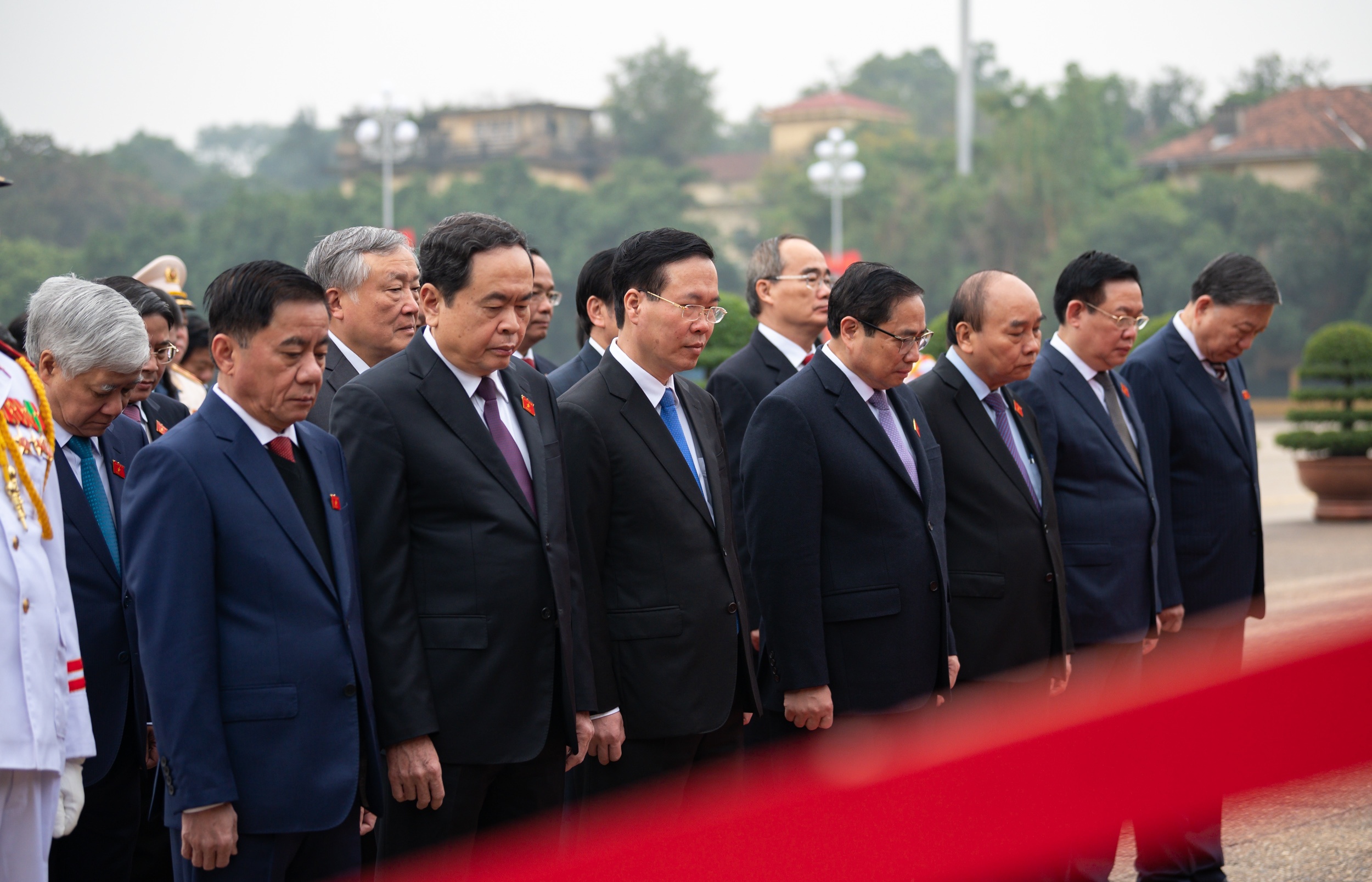 Các đồng chí lãnh đạo Đảng, Nhà nước, các đại biểu Quốc hội kính cẩn nghiêng mình, tỏ lòng biết ơn vô hạn, lòng thành kính tưởng nhớ công lao to lớn của Chủ tịch Hồ Chí Minh đối với sự nghiệp đấu tranh giải phóng dân tộc, thống nhất đất nước, xây dựng Tổ quốc Việt Nam xã hội chủ nghĩa hòa bình, độc lập, thống nhất.
