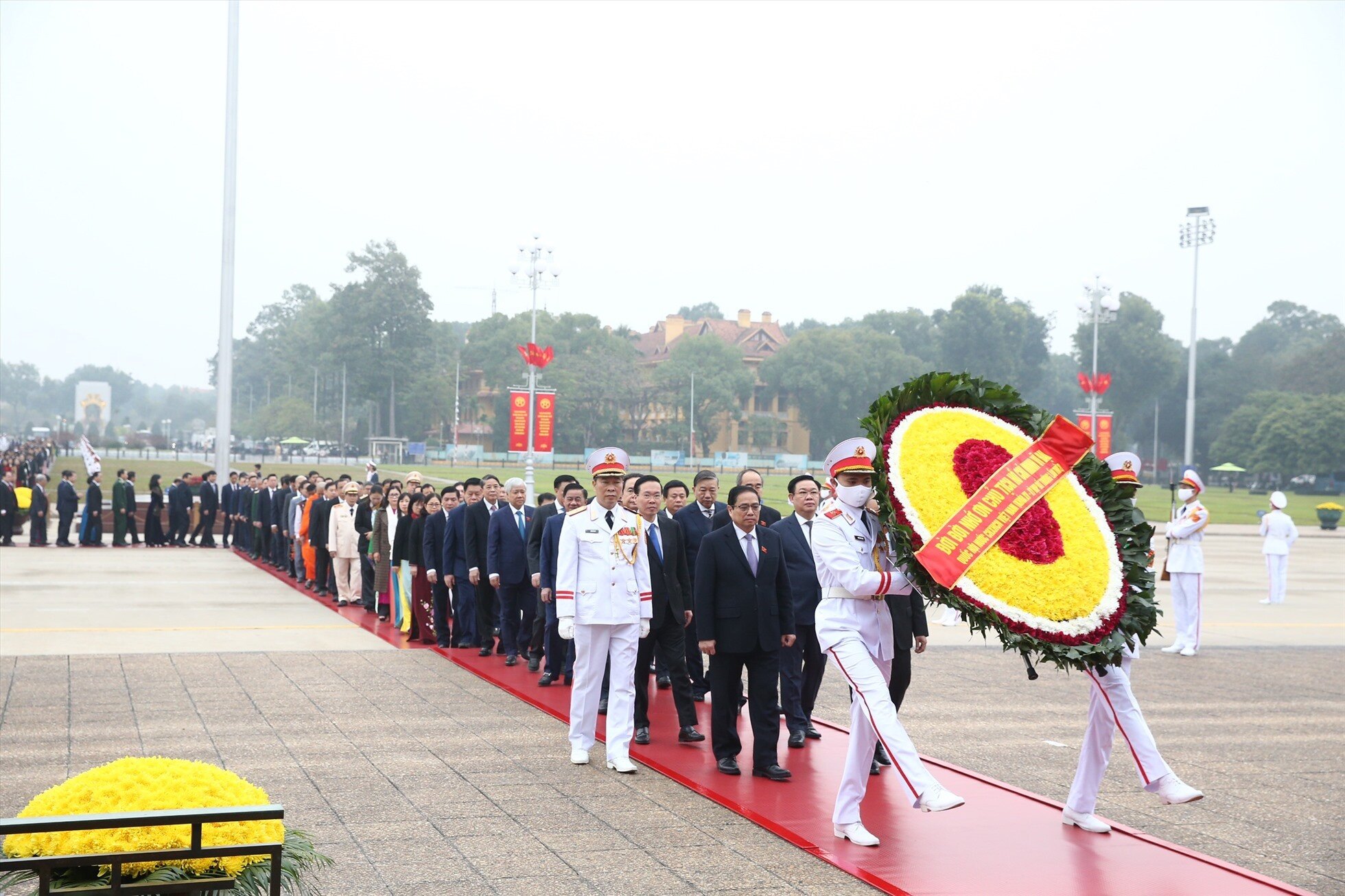 Sáng nay (5/1), tại Hà Nội, khai mạc kỳ họp bất thường lần thứ 2, Quốc hội khóa XV. Trước giờ khai mạc, các đại biểu Quốc hội đã đến đặt vòng hoa và vào Lăng viếng Chủ tịch Hồ Chí Minh. Vòng hoa của đoàn mang dòng chữ: "Đời đời nhớ ơn Chủ tịch Hồ Chí Minh vĩ đại".