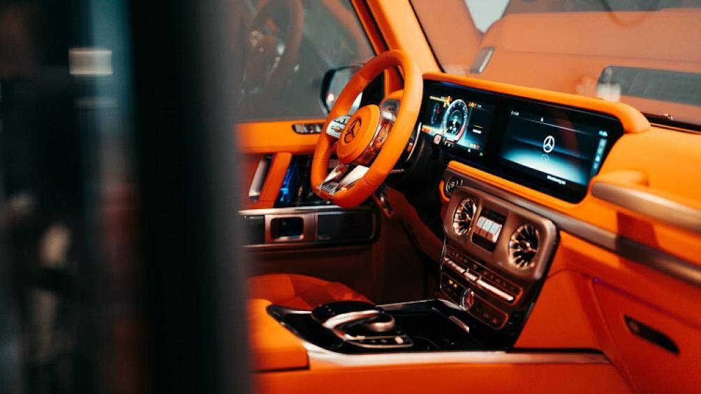 Mẫu xe có khoang nội thất vốn đã sang trọng nay còn được nâng cấp thêm với da màu Arancia Mira Mandarin và Alcantara