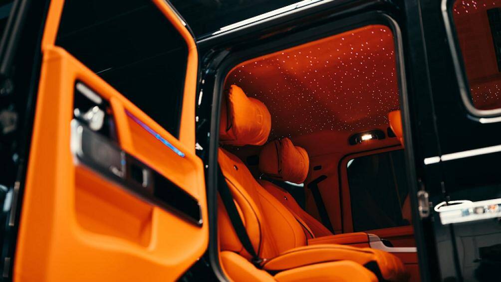 Vị chủ sở hữu đã chọn trang bị cho chiếc Ultimate HG đặc biệt này nội thất trần ánh sao, thảm lông cừu và khoang hành lý trang trí sang trọng