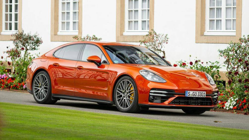 1. Porsche Panamera Turbo S (thời gian tăng tốc từ 0-96 km/h: 2,9 giây)