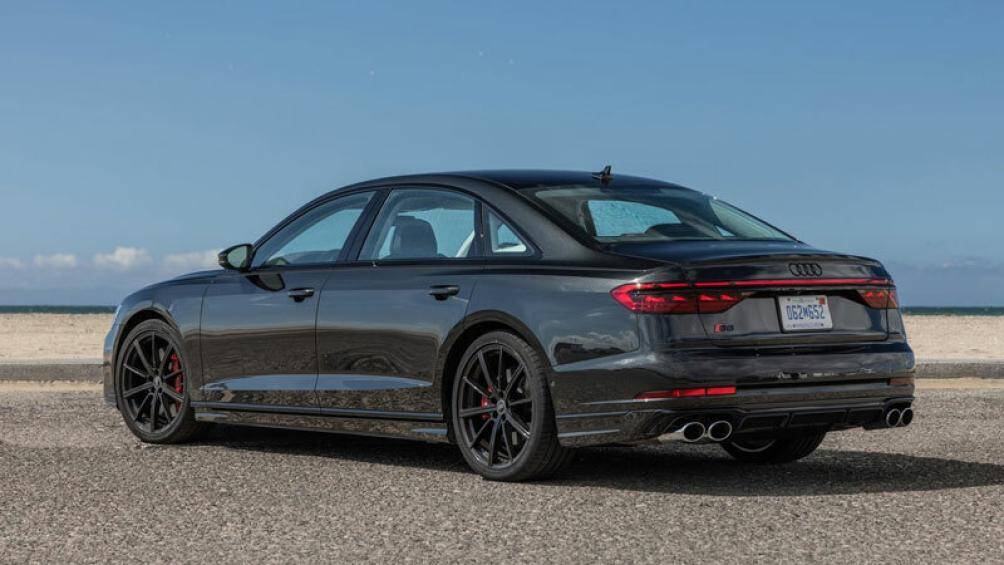 7. Audi S8 (thời gian tăng tốc từ 0-96 km/h: 3,8 giây)
