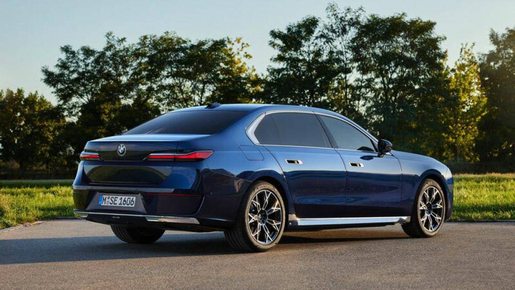 9. BMW 760i xDrive Sedan (thời gian tăng tốc từ 0-96 km/h: 4,1 giây)