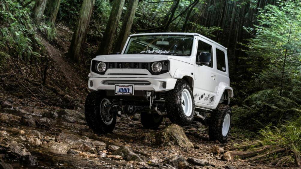 Trong khi đó bản LST-Up có gầm cao hơn, cản xe địa hình để lộ hệ thống treo, vòm bánh xe gọn gàng hơn nhằm phù hợp với lốp xe đường kính lớn