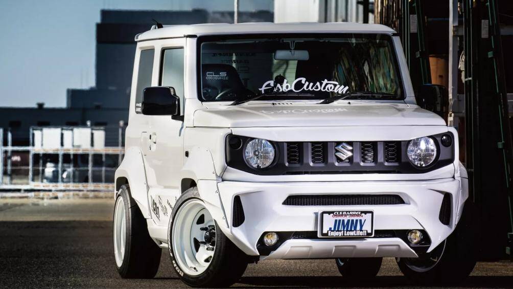 Bản độ Jimny LST có cản đặt thấp, trông thể thao hơn, kết hợp với tấm chắn bùn mở rộng