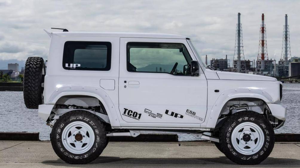 Với bản độ LST, ESB lắp bộ lò xo giúp hạ thấp gầm 40-90 mm, còn bản LST-Up có bộ nâng 76 mm