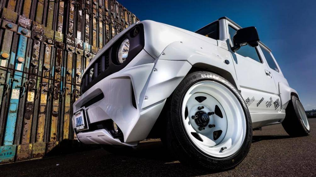 Mỗi bản được trang bị loại lốp khác nhau, bản LST dùng lốp 195/50R16 Nankang, bản LST-Up dùng lốp Maxis 245/70R16 dành riêng cho off-road