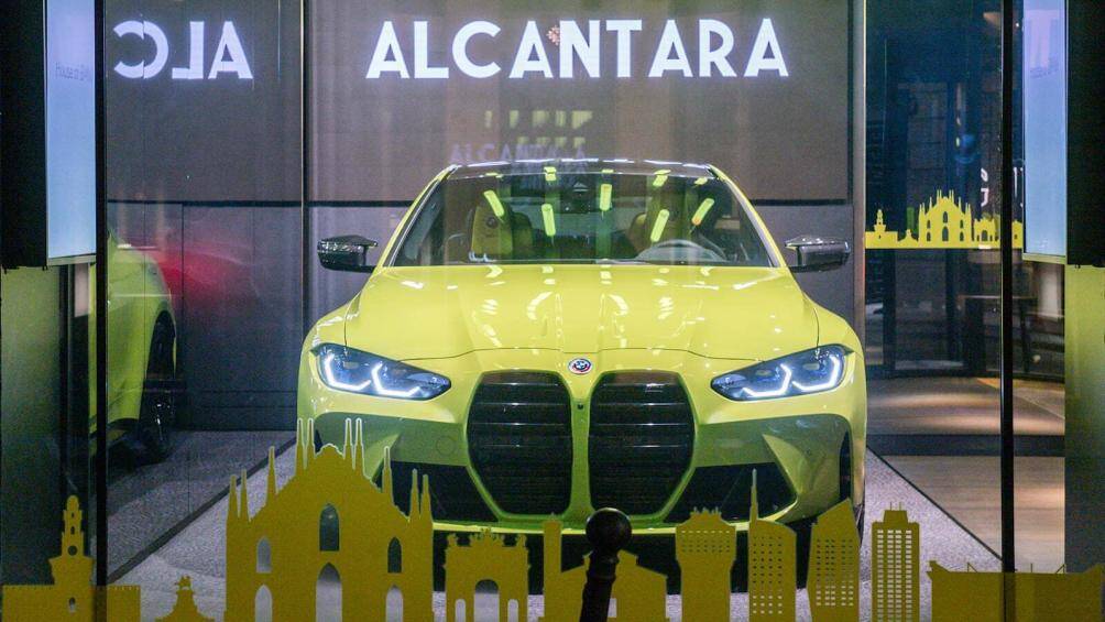 Để kỷ niệm 50 năm thành lập BMW M, hãng độ Alcantara đã hợp tác với BMW tạo ra một chiếc M4 Competition đặc biệt