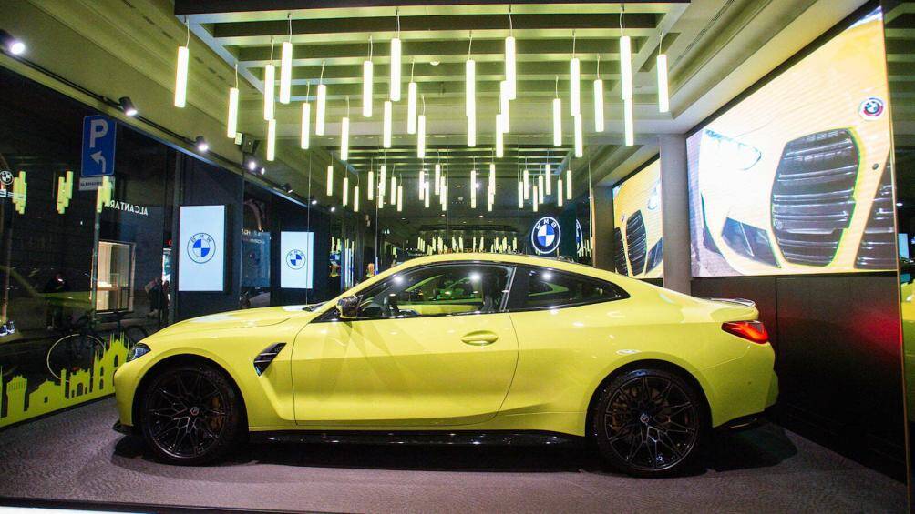 Chiếc xe được hoàn thiện trong màu sơn vàng Sao Paolo, bọc da Alcantara màu đen tô điểm cho ghế ngồi, trần xe