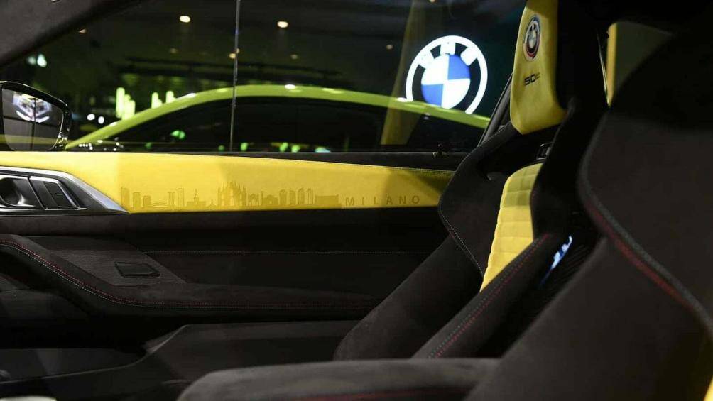 Các trụ, tấm cửa được làm bằng các đường chỉ khâu màu đen và vàng