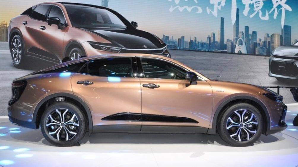 Xe cũng sở hữu mái dốc về phía sau và cánh gió hậu kín đáo. Cản trước của xe được tích hợp lưới tản nhiệt cỡ lớn