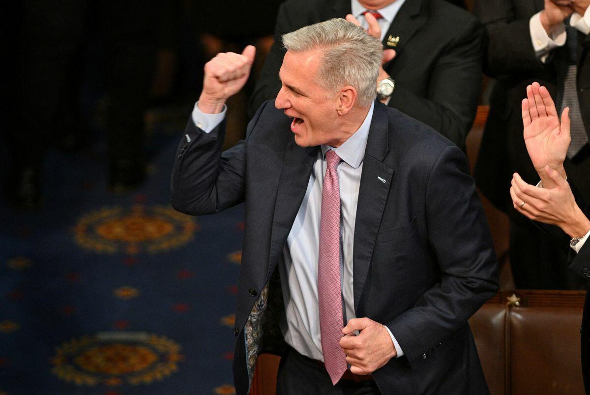 Sáng sớm 7/1, giờ địa phương, Nghị sĩ đảng Cộng hoà Kevin McCarthy, 57 tuổi cuối cùng đã giành chiến thắng trong cuộc đua vào vị trí Chủ tịch Hạ viện Mỹ sau 15 vòng bỏ phiếu được đánh giá là “dở khóc dở cười”. Ảnh - Reuters