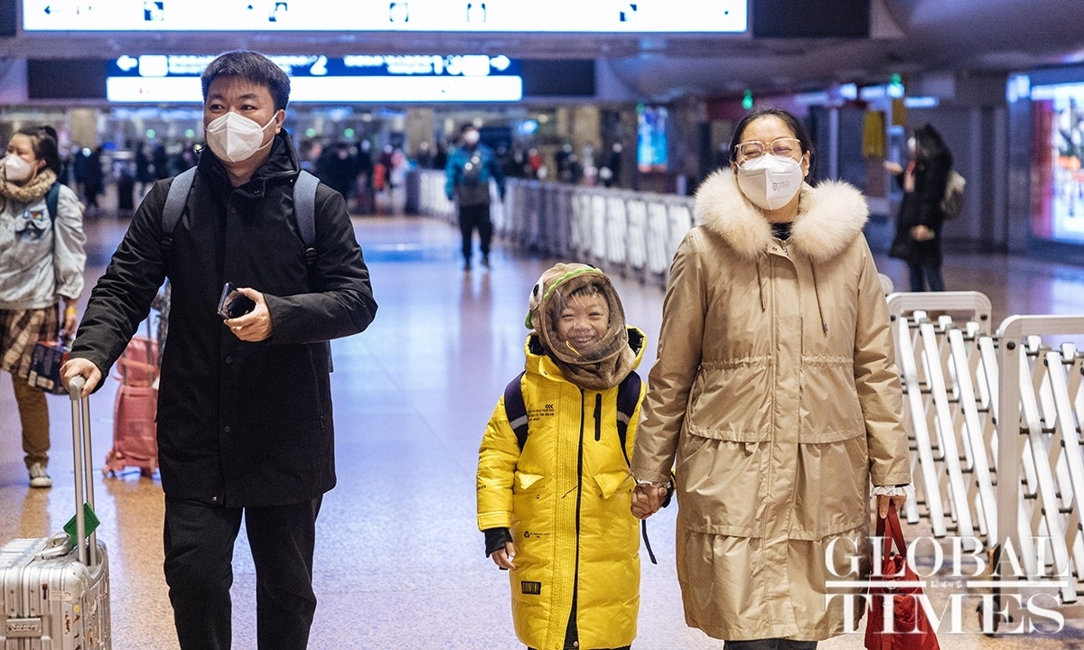 Dù người dân Trung Quốc đều tuân thủ đeo khẩu trang tại nơi công cộng nhưng qua ánh mắt của họ, có thể thấy ánh lên niềm vui khi các biện pháp phòng dịch đã được tối ưu và họ được trở về nhà sau một năm miệt mài làm việc, học tập nơi đất khách.