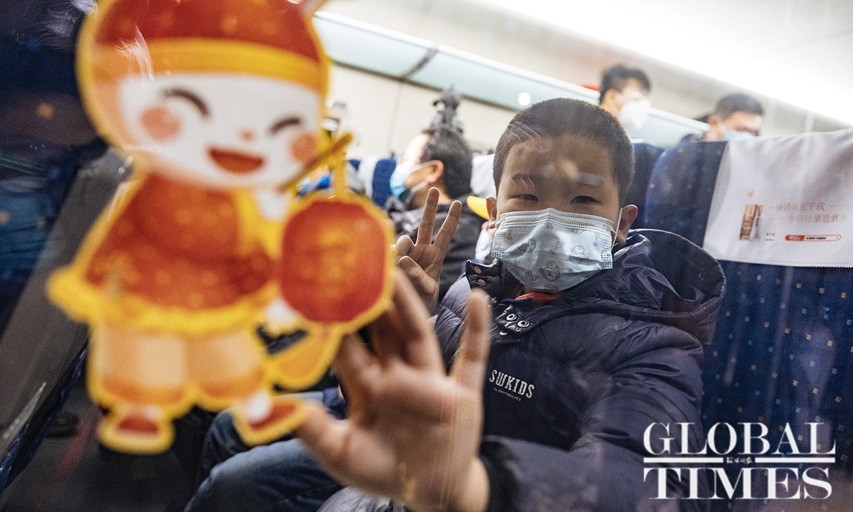 Sáng nay (7/1), chuyến tàu đầu tiên trong mùa đi lại dịp Tết 2023 đã khởi hành, mở đầu cho đợt xuân vận kéo dài 40 ngày tại đất nước tỉ dân.