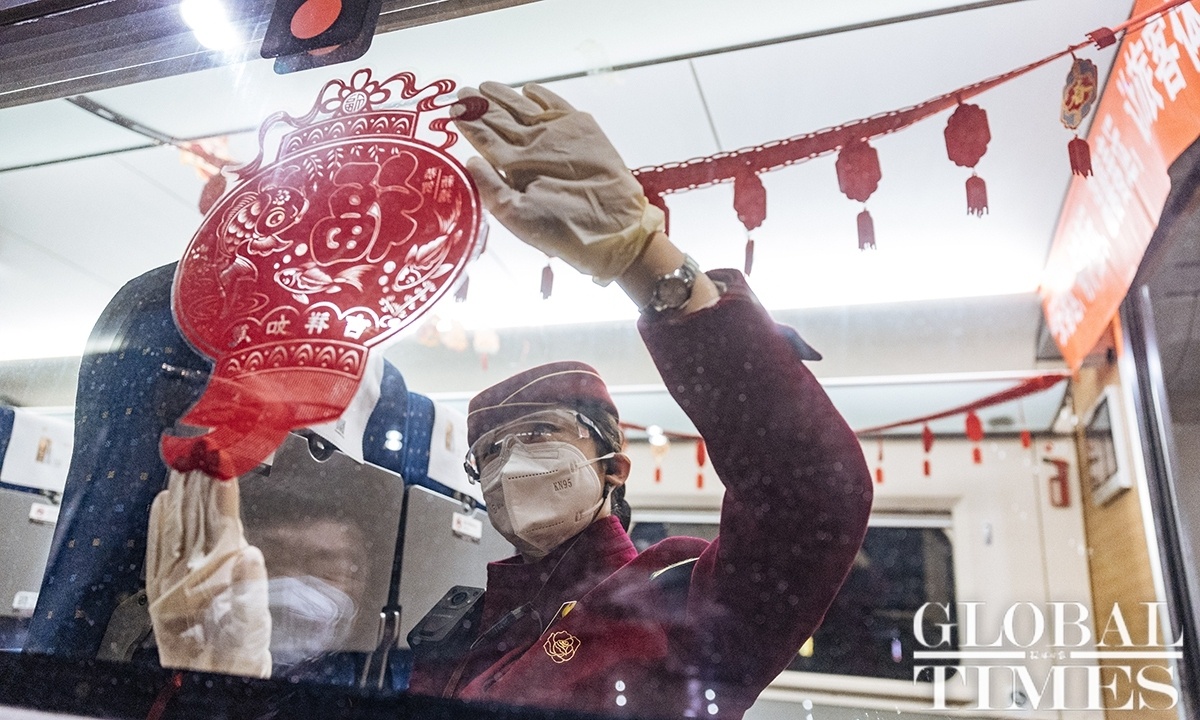 Ông Huang Xin, người đứng đầu bộ phận vận tải hành khách của Tập đoàn đường sắt Nhà nước Trung Quốc cho biết: “Chúng tôi sẽ phát huy hết lợi thế của mạng lưới đường sắt cao tốc trong đợt đi lại cao điểm, tăng cường năng lực vận chuyển ở các khu vực trọng điểm và vào giờ cao điểm”.