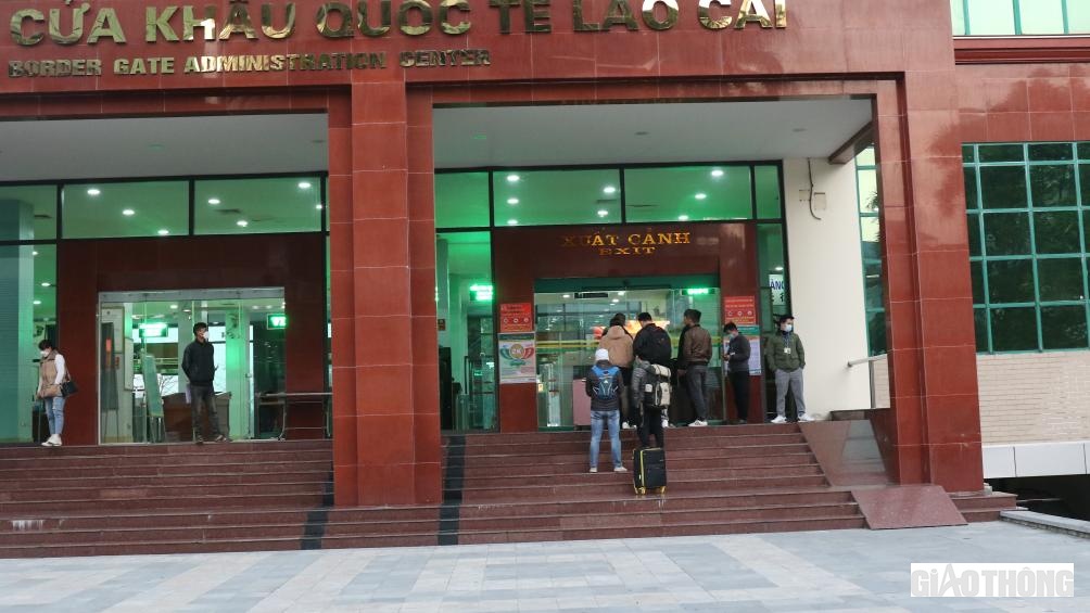 Từ 7h sáng ngày 8/1, nhiều du khách đón chờ để thông quan.