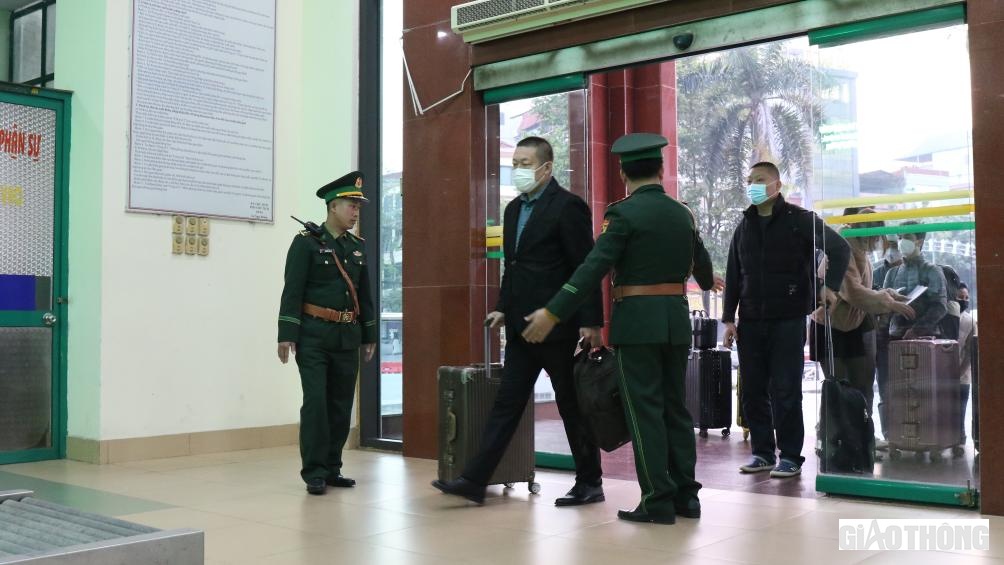 Ông Jin Zhan Hui, SN 1973, du khách đầu tiên làm thủ tục thông quan sang Trung Quốc qua đường cửa khẩu Quốc tế Lào Cai