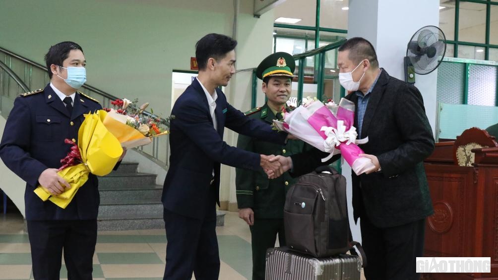 Lãnh đạo cửa khẩu Quốc tế tại Lào Cai tặng hoa chúc mừng du khách đầu tiên làm thủ tục xuất nhập cảnh sau 3 năm đóng cửa.