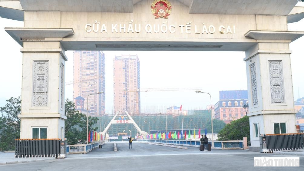 Đúng 8h10, chính thức đón du khách đầu tiên nhập cảnh vào Việt Nam sau 3 năm đóng cửa.