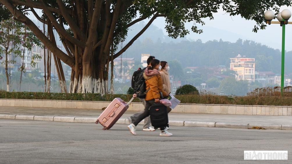 Du khách phấn khởi khi cửa khẩu Quốc tế Lào Cai mở cửa chín thức.