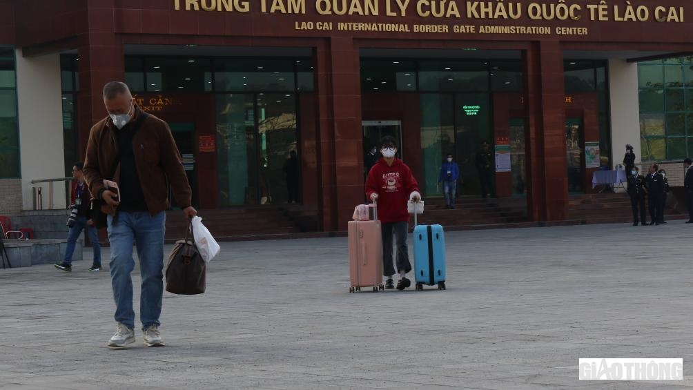 Cửa khẩu Quốc tế Lào Cai nhộn nhịp sau 3 năm đóng cửa.