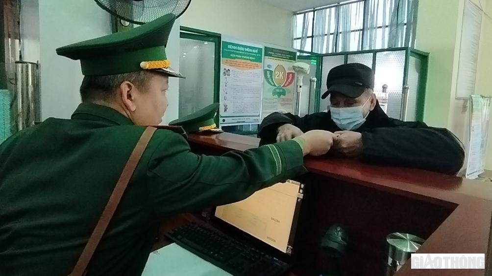 Ông Huang Bi, SN 1956, là du khách đầu tiên nhập cảnh vào Việt Nam vui mừng chia sẻ: "Tôi đã chờ đợi rất nhiều ngày nay để được về Việt Nam thăm người thân qua đường cửa khẩu Quốc tế Lào Cai. Sáng nay tôi dậy từ 6h sáng để xếp hàng nhập cảnh, tôi cũng là du khách đầu tiên vào Việt Nam sáng nay".