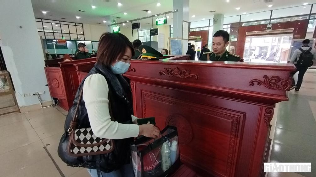 Lò Mảy Tân là du khách thứ 2 nhập cảnh vào cửa khẩu Quốc tế Lào Cai.