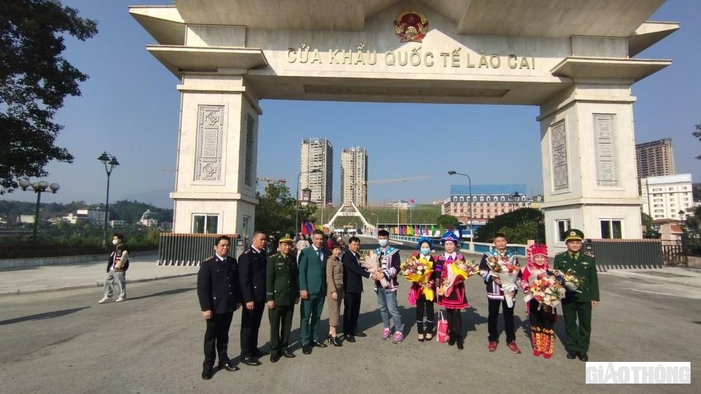 Đoàn du khách đầu tiên nhập cảnh vào Việt Nam qua cửa khẩu Quốc tế Lào Cai.