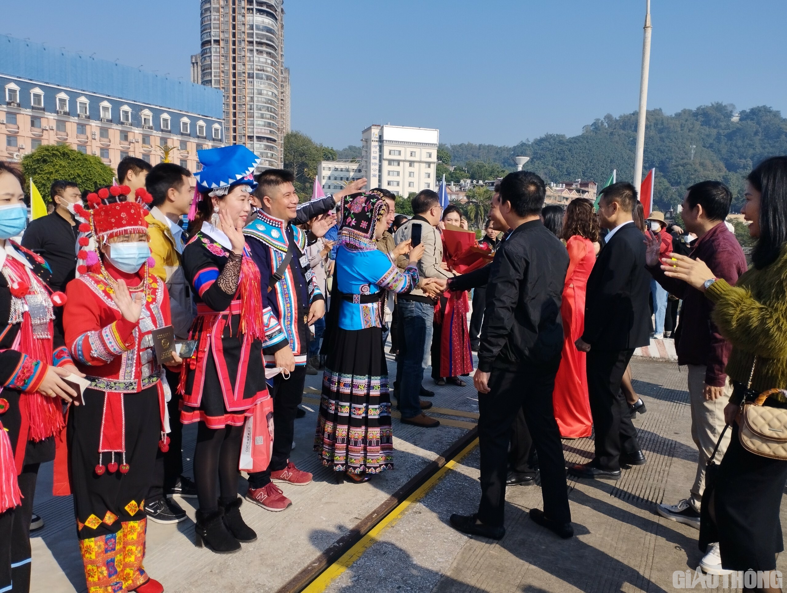 Đông đảo du khách 2 nước Việt Nam và Trung Quốc vui mừng chào đón nhau khi thông quan tại cửa khẩu Quốc tế Lào Cai.