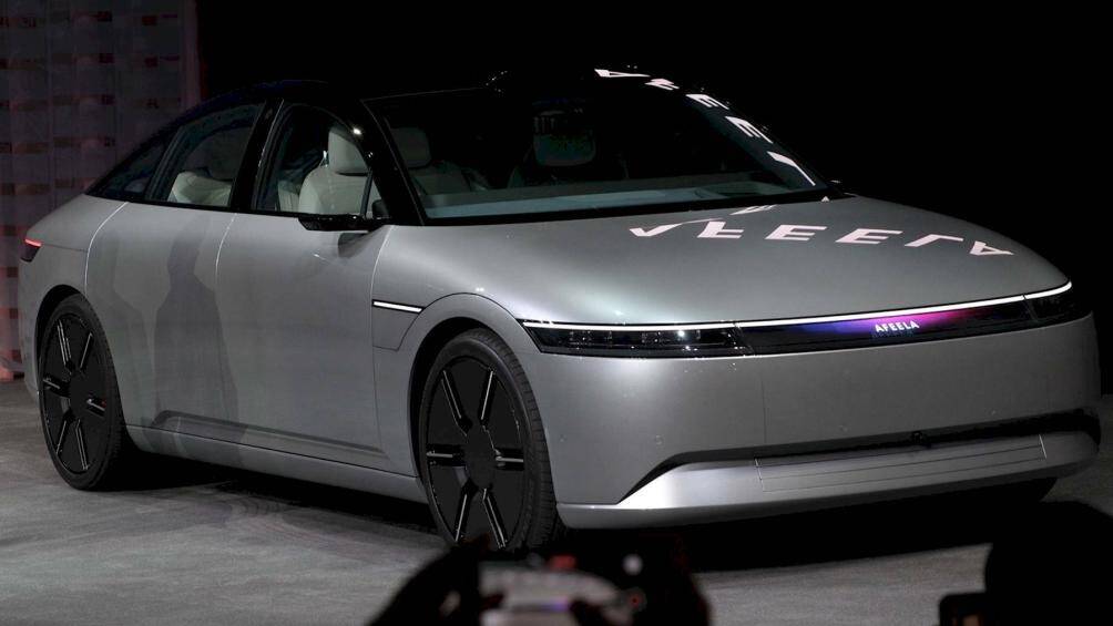 Ở ngay mũi xe là một màn hình có thể hiển thị câu chữ hoặc màu sắc tùy chọn, bộ mâm 21 inch