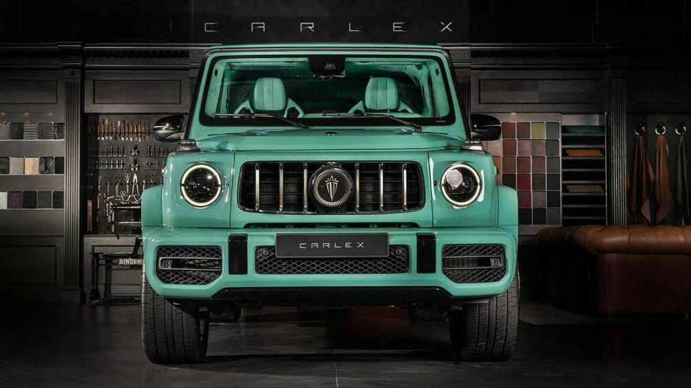 Ở phía trước, Carlex Design đã nâng cấp mặt lưới tản nhiệt thành loại carbon. Logo Mercedes cũng được đổi thành logo của Carlex Design