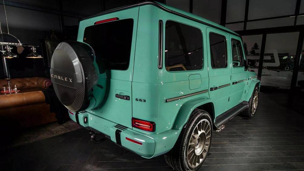 Điểm nhấn phía đuôi xe là nắp chụp bánh xe dự phòng carbon. Bốn la-zăng trên chiếc G63 này có kích thước 23 inch được sơn màu vàng