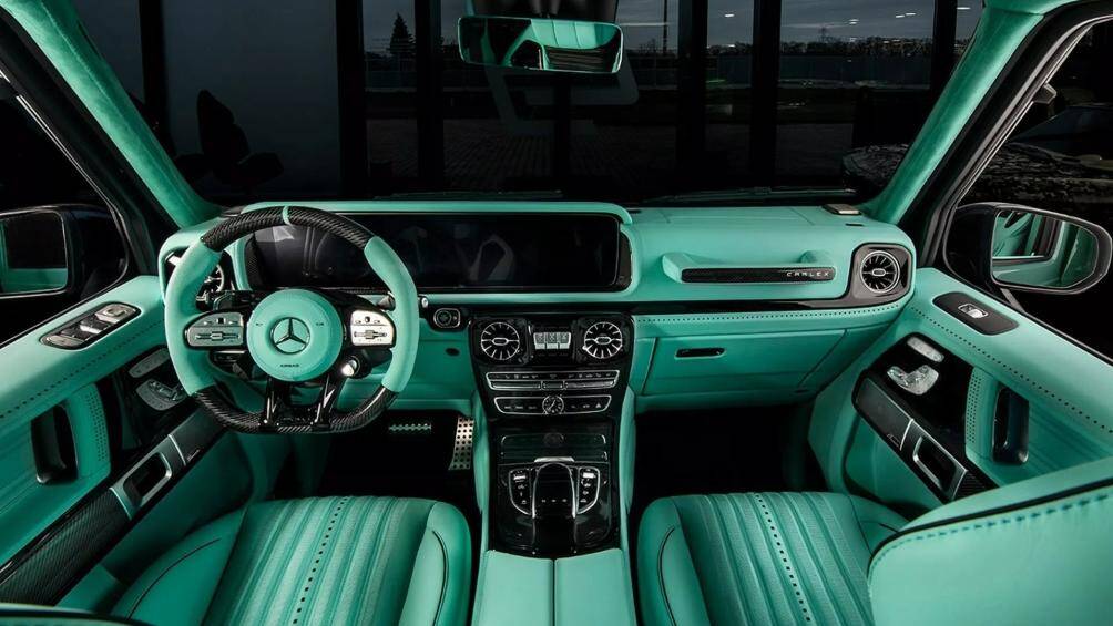 Da Alcantara được sử dụng phía trên trần và các cột