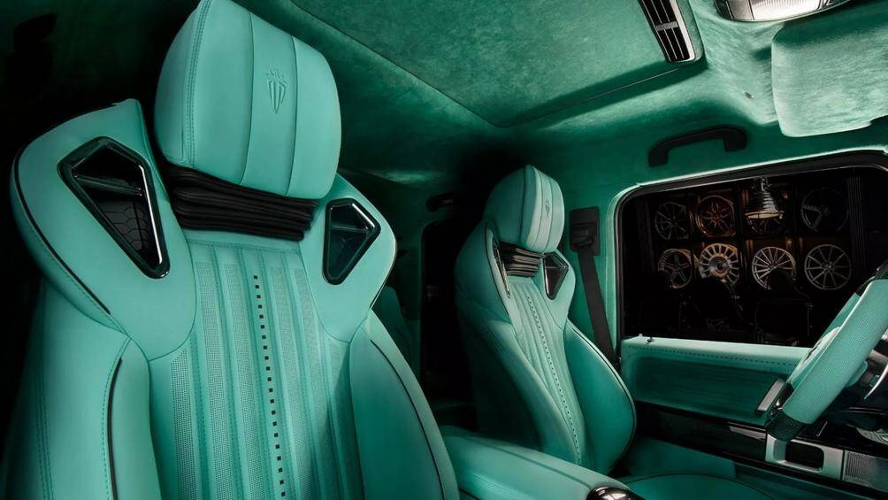 Chiếc G63 nổi bật với màu xanh bạc hà, đây cũng là màu sắc chủ đạo của bản độ này