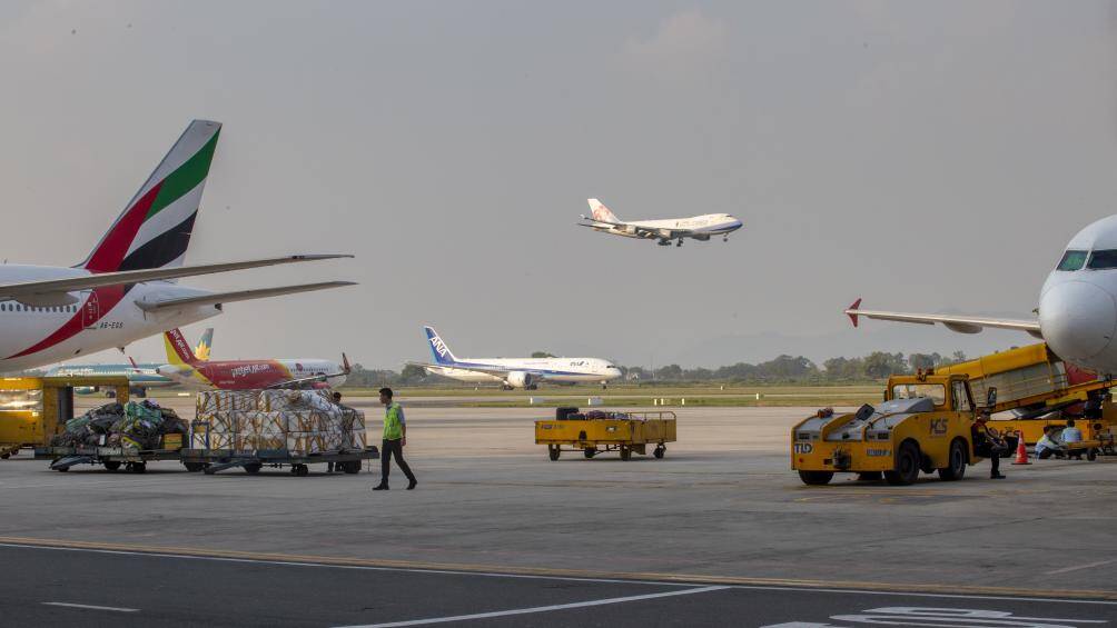 Không khí bận rộn trên khu bay