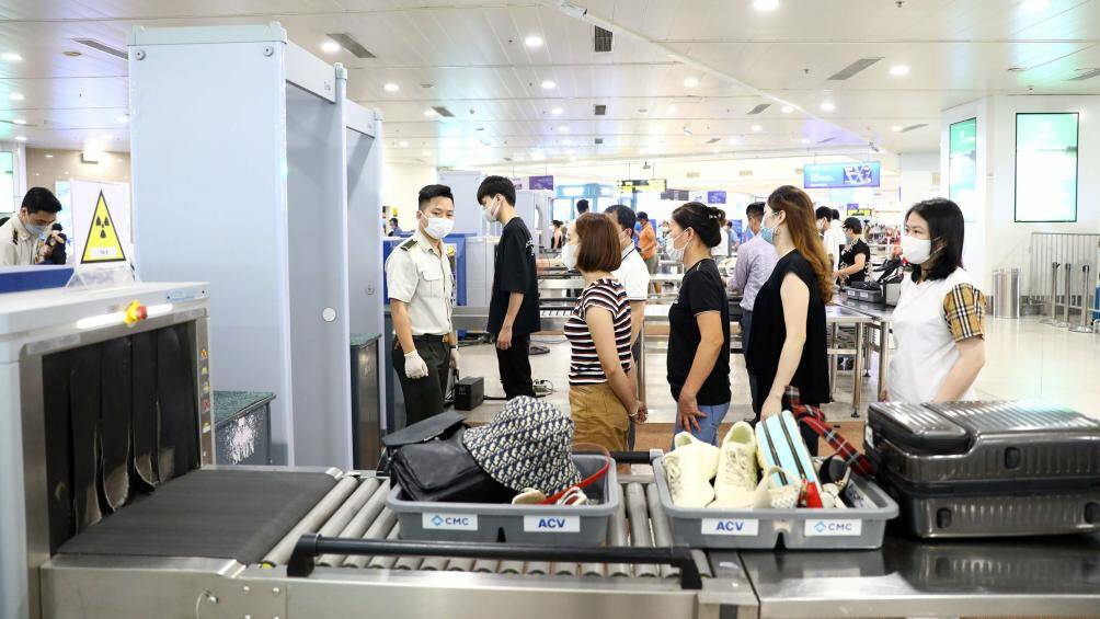 Cảng thực hiện tăng cường an ninh cấp độ 1 từ ngày 16/1/2023 đến hết ngày 28/1/2023 theo chỉ đạo của Cục hàng không; Tăng cường tần suất kiểm tra trực quan ngẫu nhiên đối với hành khách, hành lý xách tay đã qua cổng từ; Lực lượng kiểm soát an ninh hàng không, bảo vệ tổ chức bổ sung 20% quân số so với kíp trực thông thường..