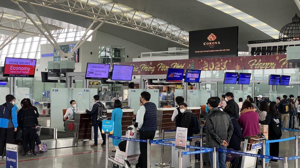 Lãnh đạo Cảng HKQT Nội Bài cho biết: Cảng sẽ mở tối đa quầy thủ tục, chuẩn bị một cơ số quầy dự phòng cho các hãng hàng không sử dụng khi tăng chuyến bay; Mở tối đa các máy soi chiếu an ninh; Ứng dụng Công nghệ thông tin để tính toán các khung giờ cao điểm của từng khu vực qua đó điều tiết nhân sự, thiết bị phù hợp; Siết chặt công tác trực điều hành 24/7 tại Trung tâm Điều phối khai thác (AOCC) nhằm giải quyết kịp thời, nhanh chóng và hiệu quả mọi vấn đề phát sinh.