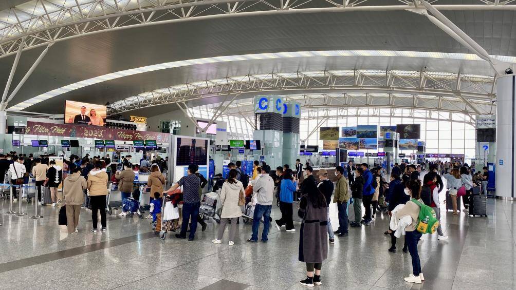 Dịp Tết Nguyên đán, Cảng khuyến khích hành khách sử dụng các phương tiện công cộng để giảm tải cho bãi đỗ phương tiện và nhanh chóng tiếp cận nhà ga.
Chủ động lên sớm trước giờ bay (có mặt trước giờ bay 2 tiếng đối với chuyến bay nội địa, 3 tiếng đối với chuyến bay quốc tế).
Cùng đó, hành khách cần chuẩn bị đầy đủ giấy tờ tùy thân; Đọc kỹ các quy định của hãng hàng không về các yêu cầu vận chuyển.
Làm thủ tục web check-in, kiosk check-in để tiết kiệm thời gian xếp hàng qua quầy thủ tục.
Đối với hành khách đoàn khi làm thủ tục web check-in: Lưu ý cần tách riêng mỗi khách một thẻ để kiểm tra nhanh chóng (vì nếu để trên cùng một thiết bị điện thoại sẽ rất mất thời gian và khó cho nhân viên an ninh hàng không khi kiểm tra đối chiếu).