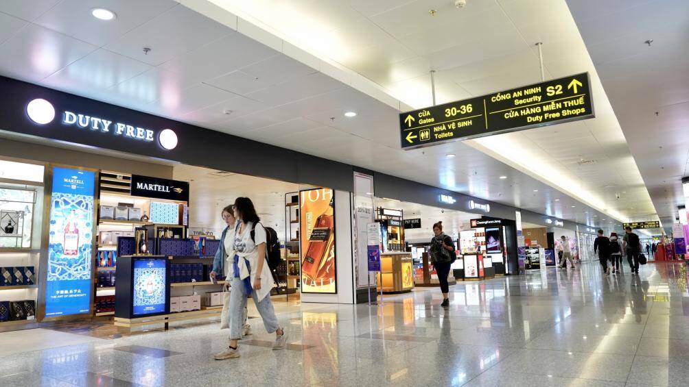 Làm thủ tục check-in xong, hành khách và đặc biệt là khách đi theo Đoàn, nhóm đông cần khẩn trương xếp hàng vào cửa kiểm soát an ninh.
Khi hạ cánh, hành khách di chuyển theo hướng dẫn của nhân viên hãng hàng không và nhân viên phục vụ mặt đất để theo đúng luồng tuyến vào nhà ga, nhận đúng, nhận đủ hành lý của mình.