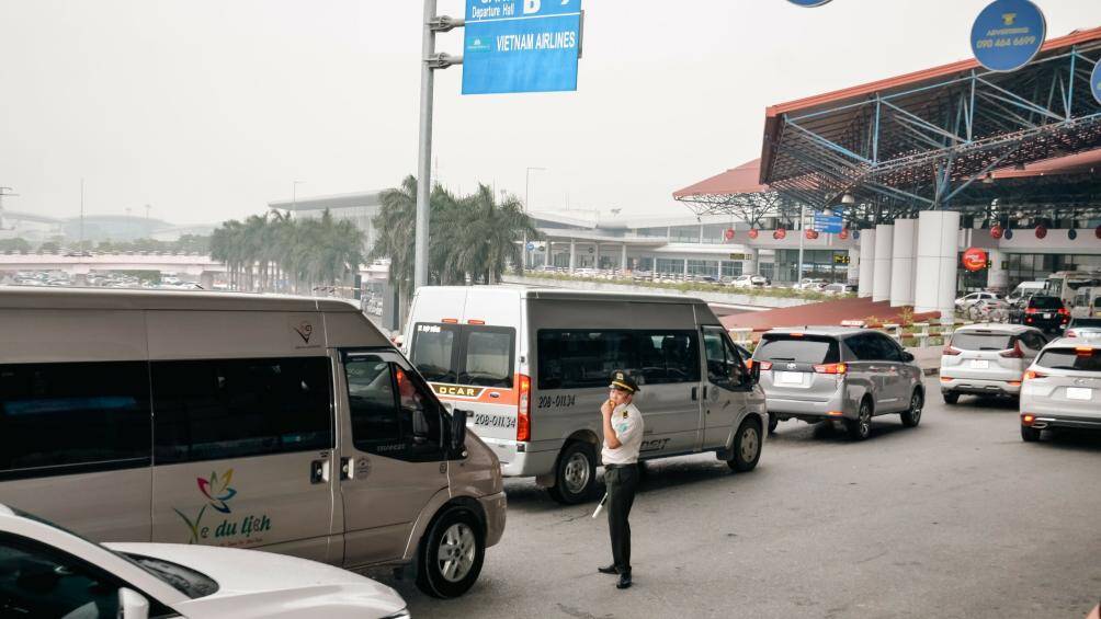 Cảng HKQT Nội Bài tăng cường lực lượng an ninh điều tiết phương tiện, đảm bảo luồng tuyến giao thông thuận lợi cho hành khách