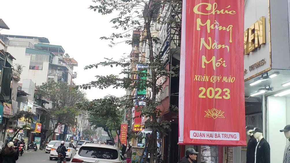 Khoảng 10 ngày nữa là đến Tết Quý Mão 2023, nhiều đường phố ở Hà Nội được trang hoàng rực rỡ, tưng bừng không khí Xuân.