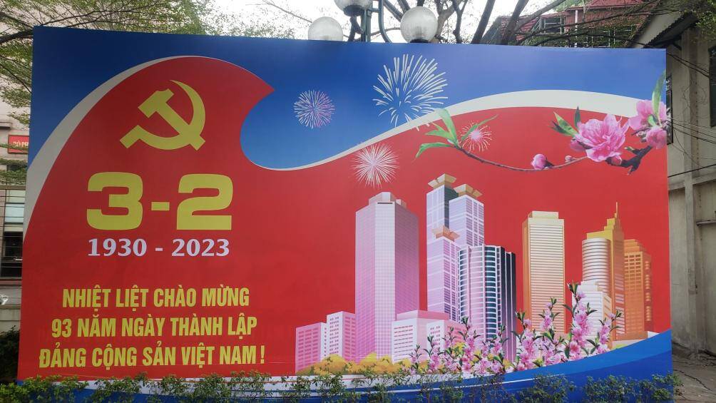 Ngoài việc chào mừng Tết Quý Mão 2023, dịp này, Hà Nội cũng nhiệt liệt chào mừng 93 năm Ngày thành lập Đảng Cộng sản Việt Nam (03/02/1930 - 03/02/2023).
