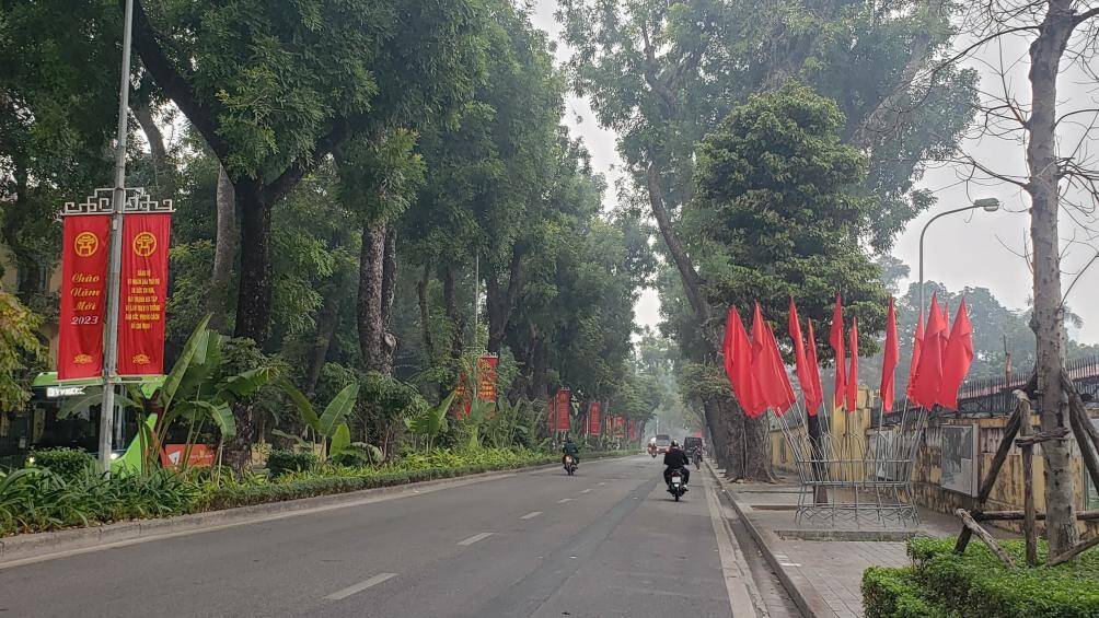 Các tấm áp phích mang sắc đỏ Tết cùng cờ đỏ sao vàng bay phấp phới trên khắp tuyến phố ở Hà Nội.