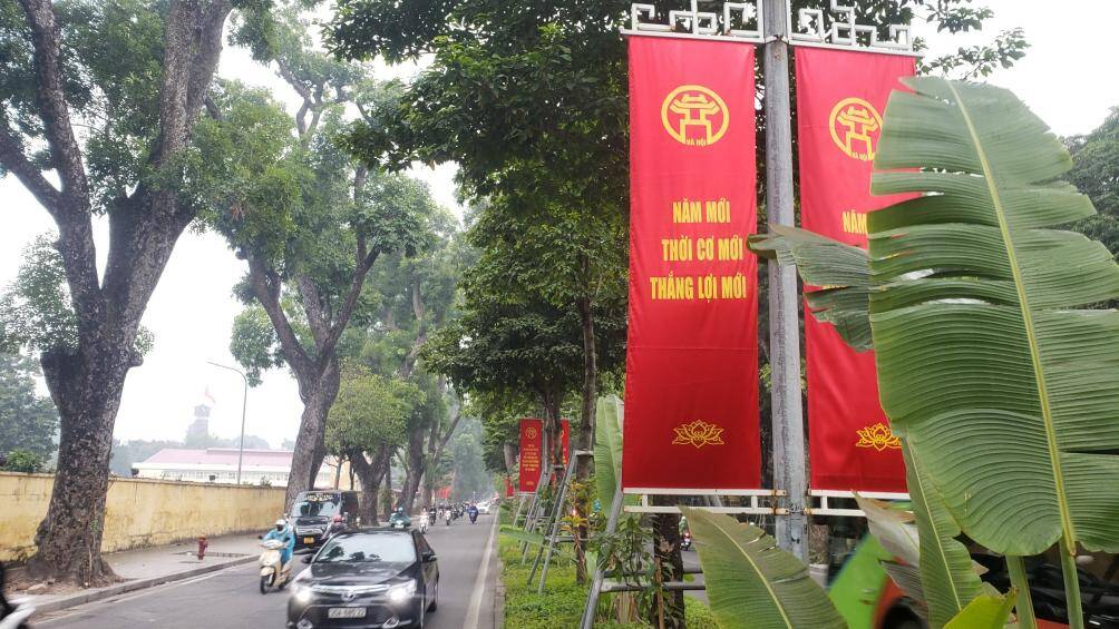 Tại tuyến đường Điện Biên Phủ, rực rỡ với nhiều tấm băng rôn chào mừng Xuân, mừng Đảng.
