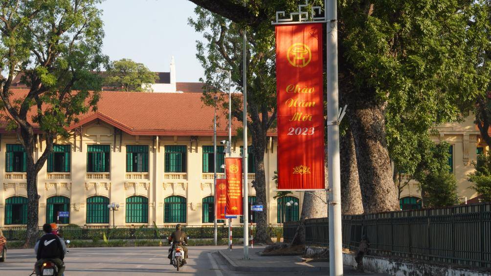Tại khu vực lăng Bác cũng được trang hoàng rực rỡ.