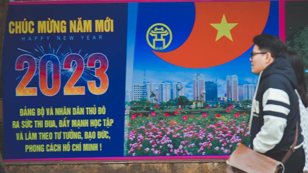 Các tấm pano lớn chúc mừng năm mới 2023 được trang hoàng tại khu vực hồ Hoàn Kiếm.