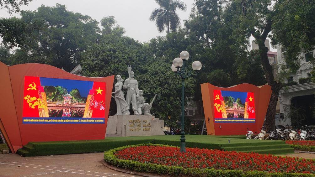 Theo ghi nhận của PV Báo Giao thông, tại những tuyến phố trọng điểm như Bà Triệu, khu vực hồ Hoàn Kiếm, đường Hùng Vương, Điện Biên Phủ, Trần Khát Chân.... đều ngập tràn những lá cờ đỏ sao vàng, cùng với đó là những pano, áp phích đủ sắc màu.